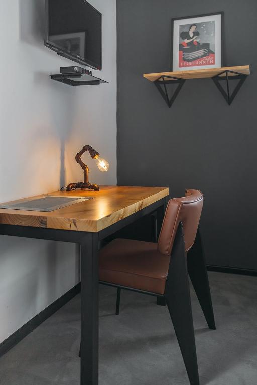 TV a/nebo společenská místnost v ubytování Timber Boutique Hotel
