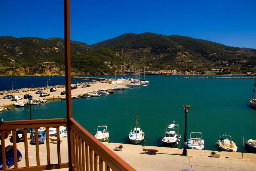 uitzicht op een jachthaven met boten in het water bij GEORGIOS L in Skopelos Town