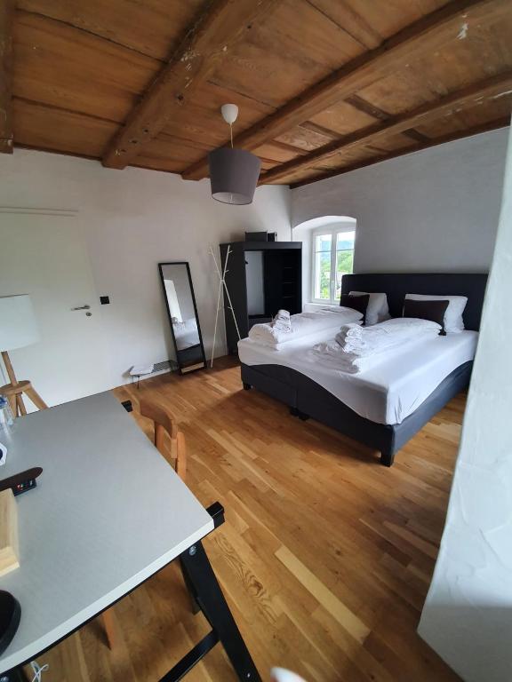 Postel nebo postele na pokoji v ubytování Hotel zum Hirschen