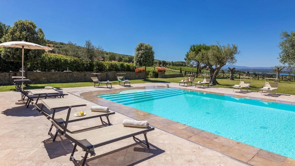 The swimming pool at or close to Fontanicchio 14, Emma Villas