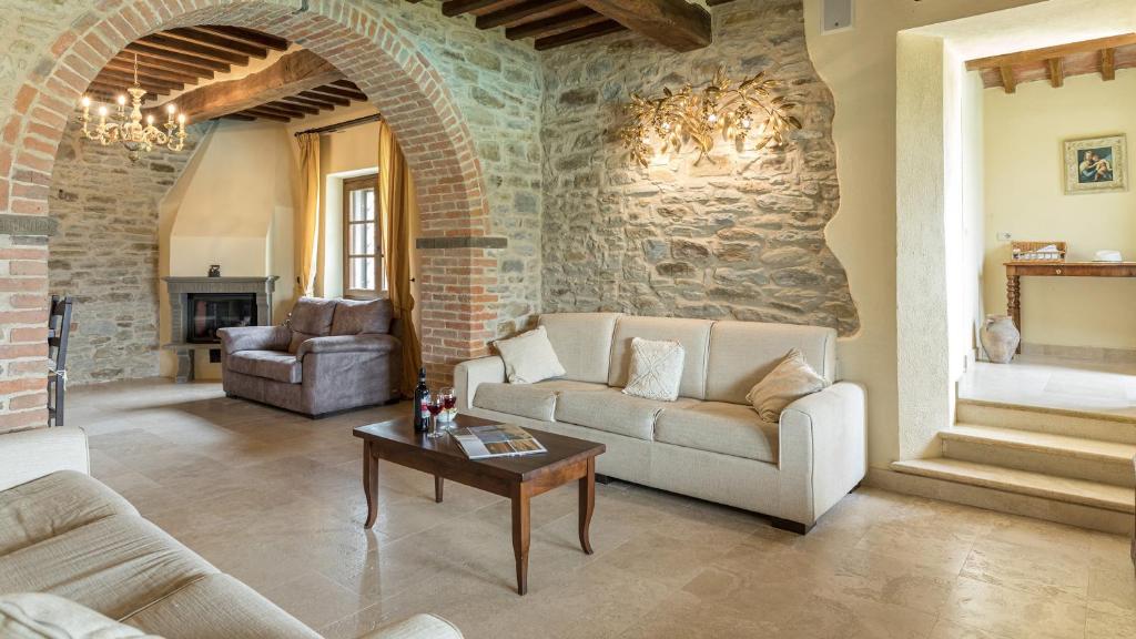 A seating area at Fontanicchio 14, Emma Villas