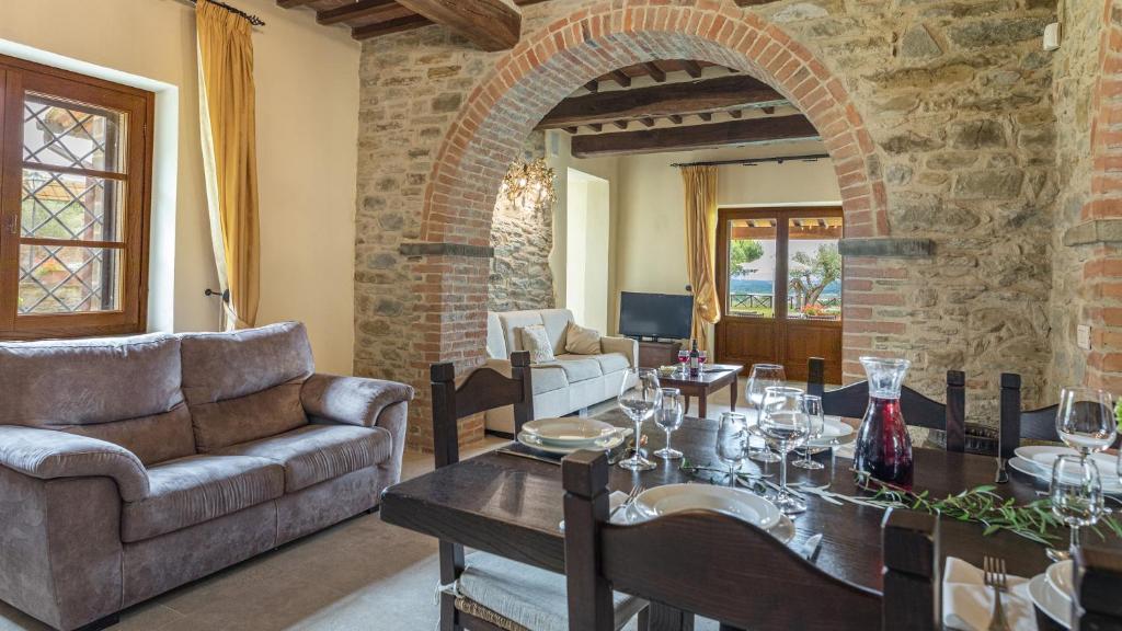 A seating area at Fontanicchio 14, Emma Villas