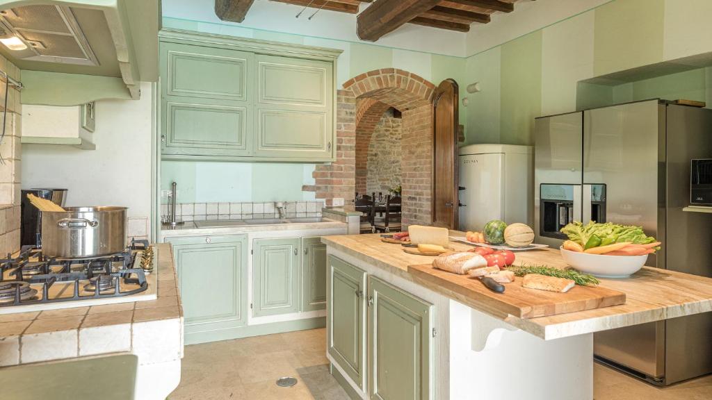 A kitchen or kitchenette at Fontanicchio 14, Emma Villas