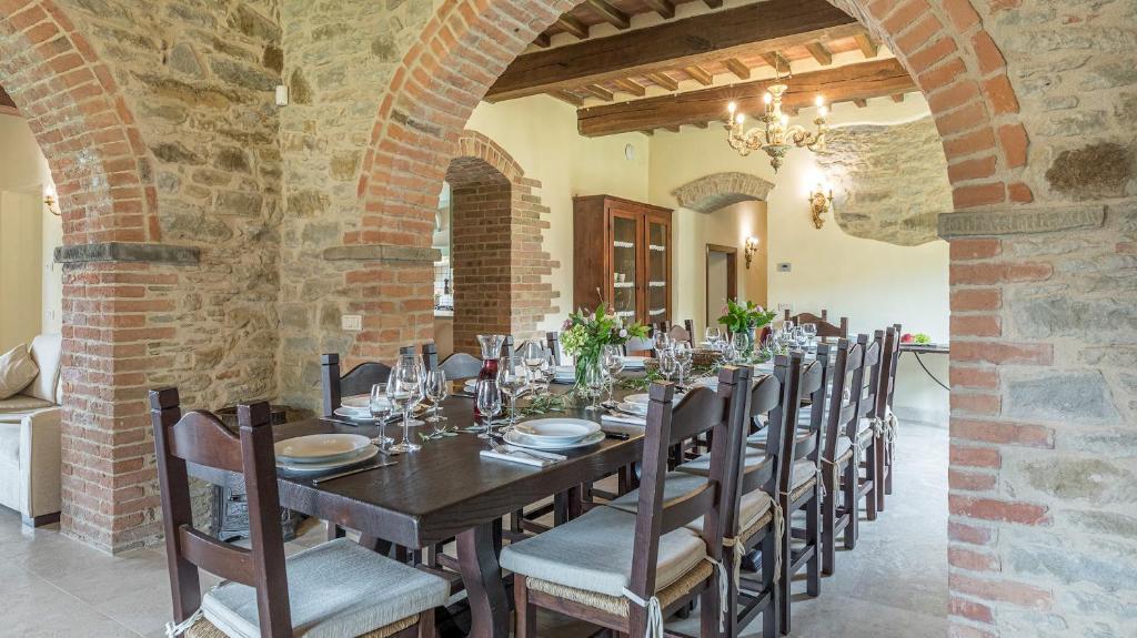 A restaurant or other place to eat at Fontanicchio 14, Emma Villas