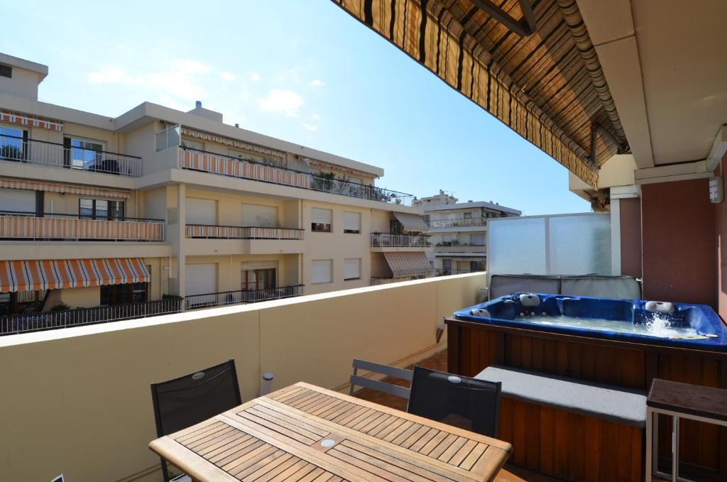 ニースにあるAppartement 6 personnes avec Terrasse et Jacuzzi plein cœur centre-ville quartier du Port de Niceのバルコニー(テーブル、ホットタブ付)