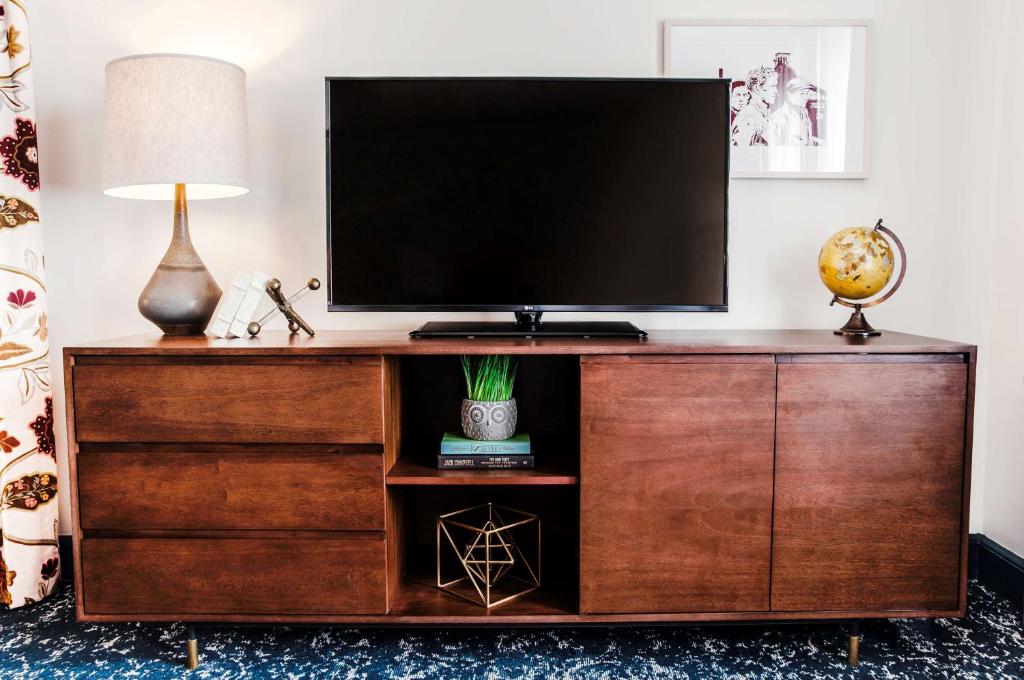 TV a/nebo společenská místnost v ubytování Hotel Revival Baltimore