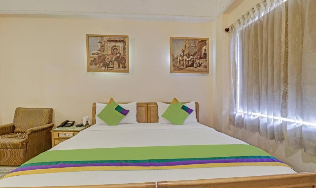 Postel nebo postele na pokoji v ubytování Treebo Komfort Suites, 3 Km From Mysore Palace