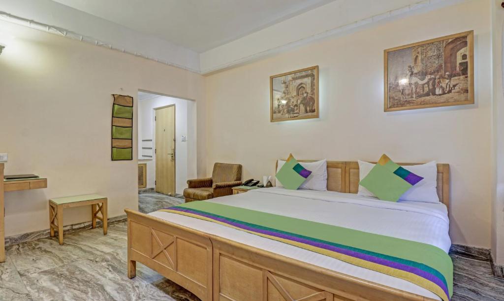 Postel nebo postele na pokoji v ubytování Treebo Komfort Suites, 3 Km From Mysore Palace