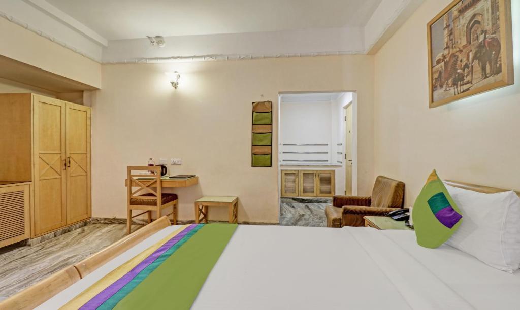 Postel nebo postele na pokoji v ubytování Treebo Komfort Suites, 3 Km From Mysore Palace