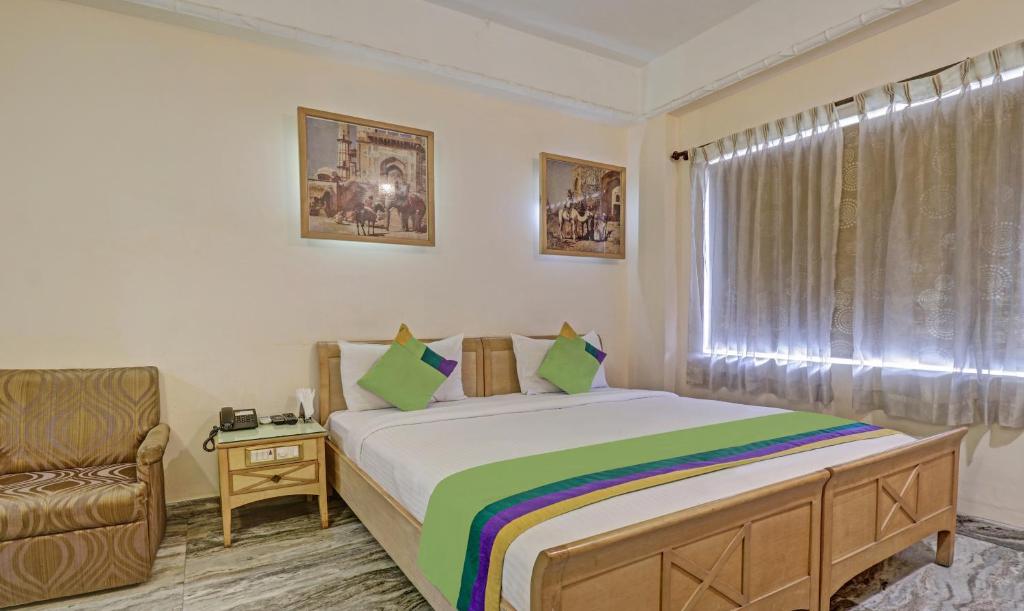 Postel nebo postele na pokoji v ubytování Treebo Komfort Suites, 3 Km From Mysore Palace