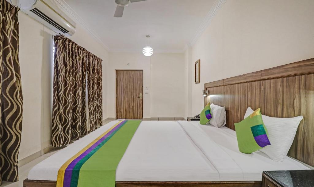Postel nebo postele na pokoji v ubytování Treebo Komfort Suites, 3 Km From Mysore Palace