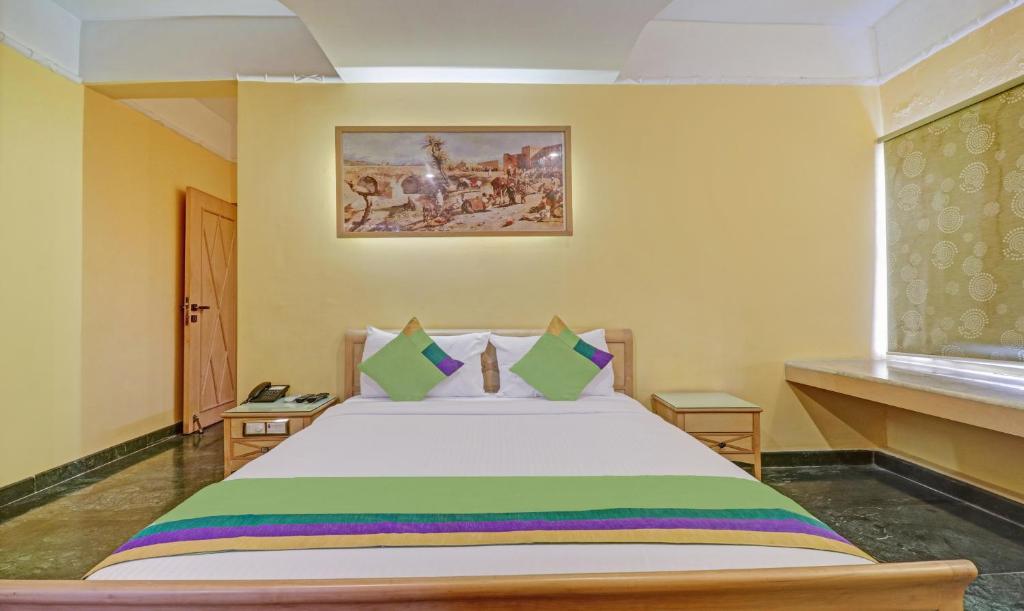 Postel nebo postele na pokoji v ubytování Treebo Komfort Suites, 3 Km From Mysore Palace