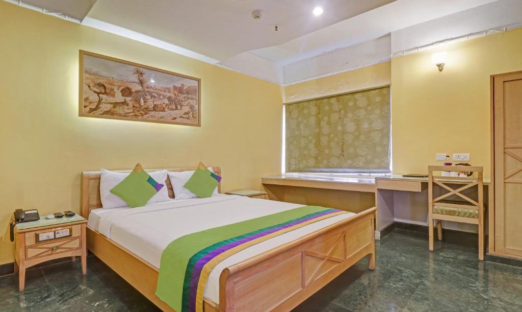 Postel nebo postele na pokoji v ubytování Treebo Komfort Suites, 3 Km From Mysore Palace