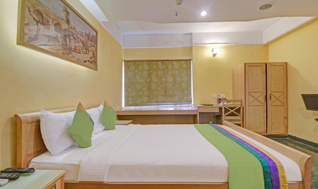 Postel nebo postele na pokoji v ubytování Treebo Komfort Suites, 3 Km From Mysore Palace