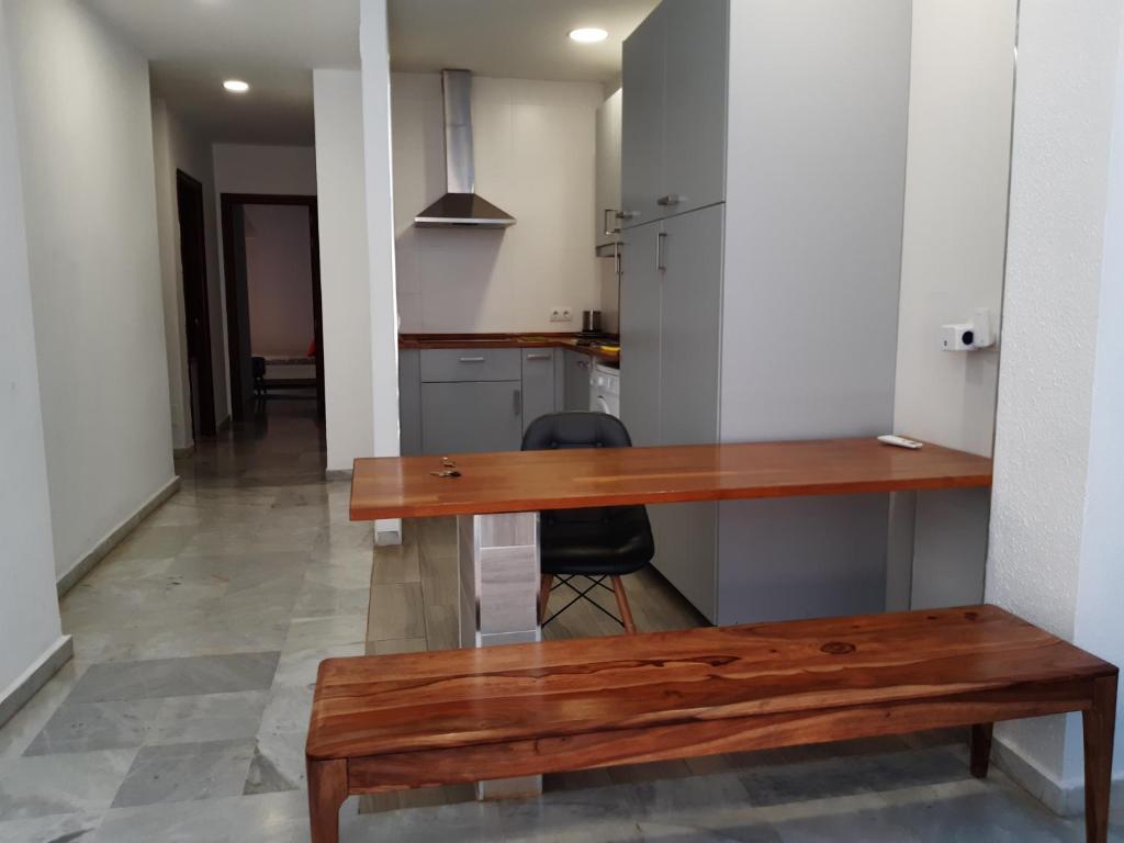 drewniany stół i ławka w pokoju w obiekcie Centro Histórico 2 Bedrooms w Maladze
