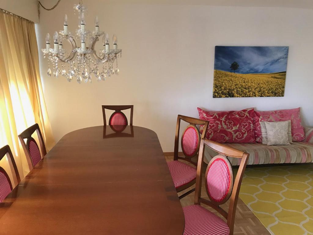 ein Esszimmer mit einem Tisch und einem Sofa in der Unterkunft Bijou Appartment in Zollikofen