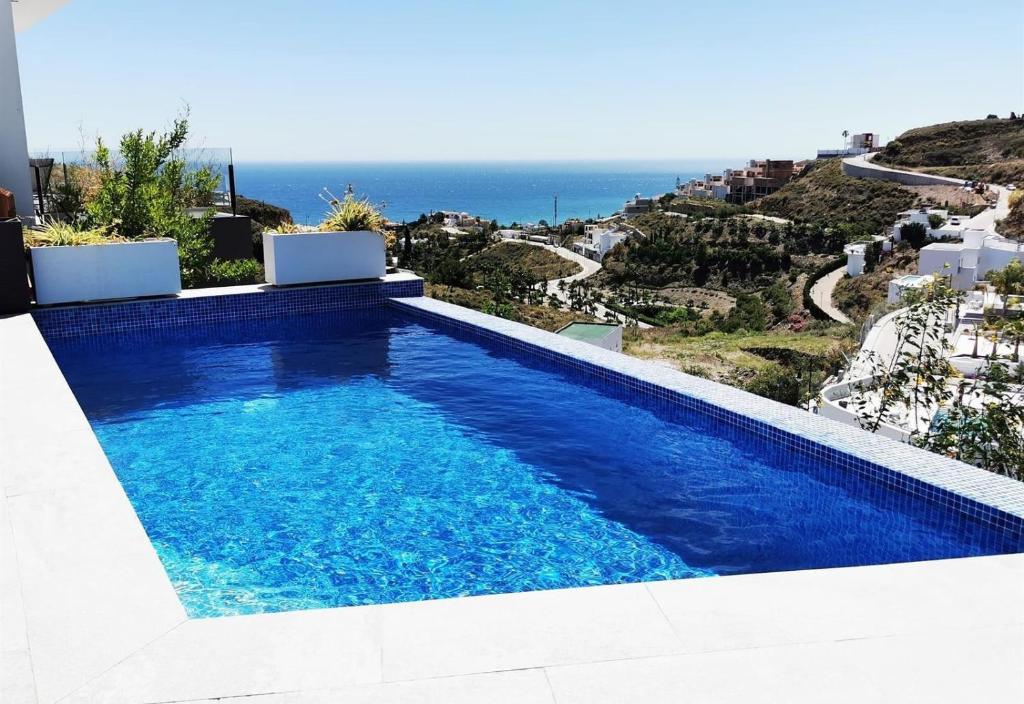 Bazén v ubytovaní Luxury Villa Celeste spa retreat alebo v jeho blízkosti
