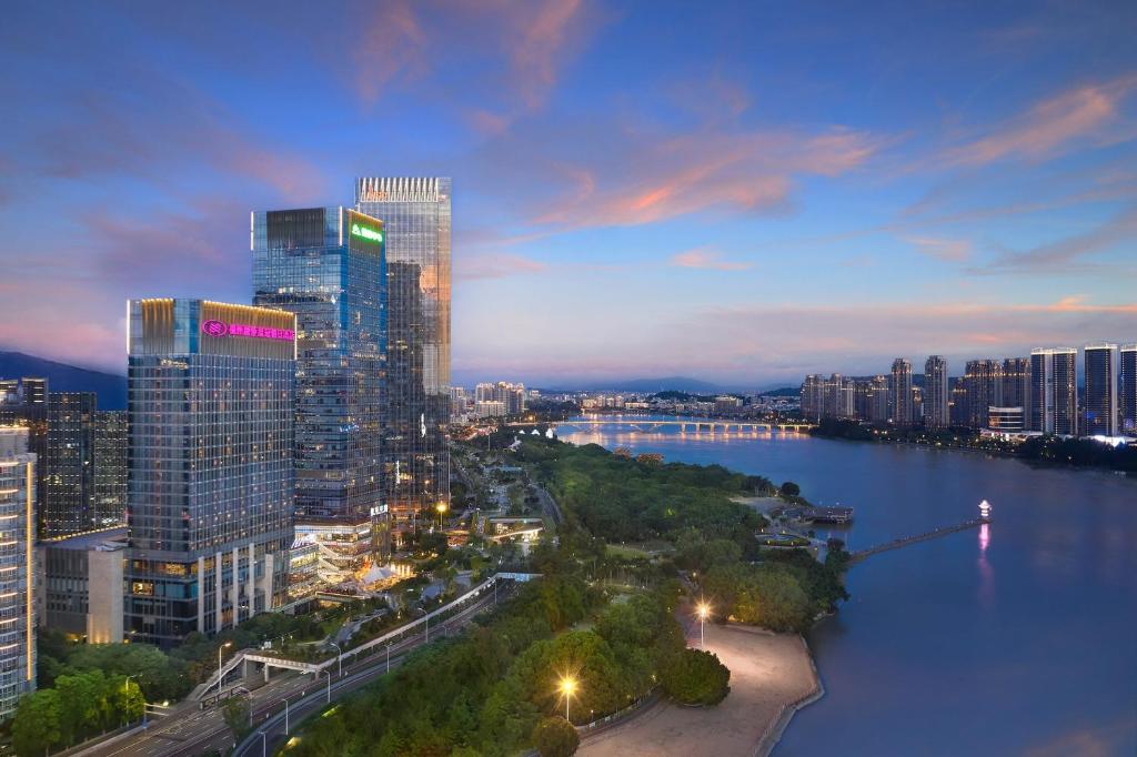 Crowne Plaza Fuzhou Riverside, an IHG Hotel في فوتشو: اطلالة على مدينة بها نهر ومباني