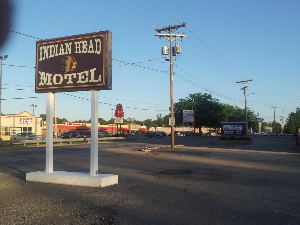 una señal en medio de una calle en Indian Head Motel, en Winamac