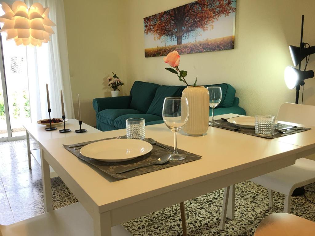 un soggiorno con tavolo e divano di Apartamento Los Laureles - El Fraile ad Arona