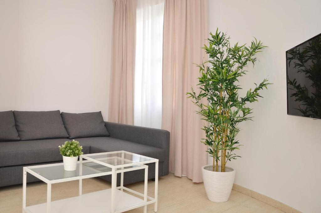 uma sala de estar com um sofá e uma mesa em Canary Lofts Palace em Santa Cruz de Tenerife