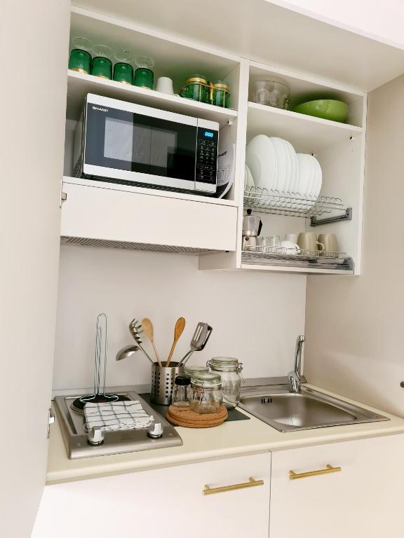 A kitchen or kitchenette at I Sogni della Regina