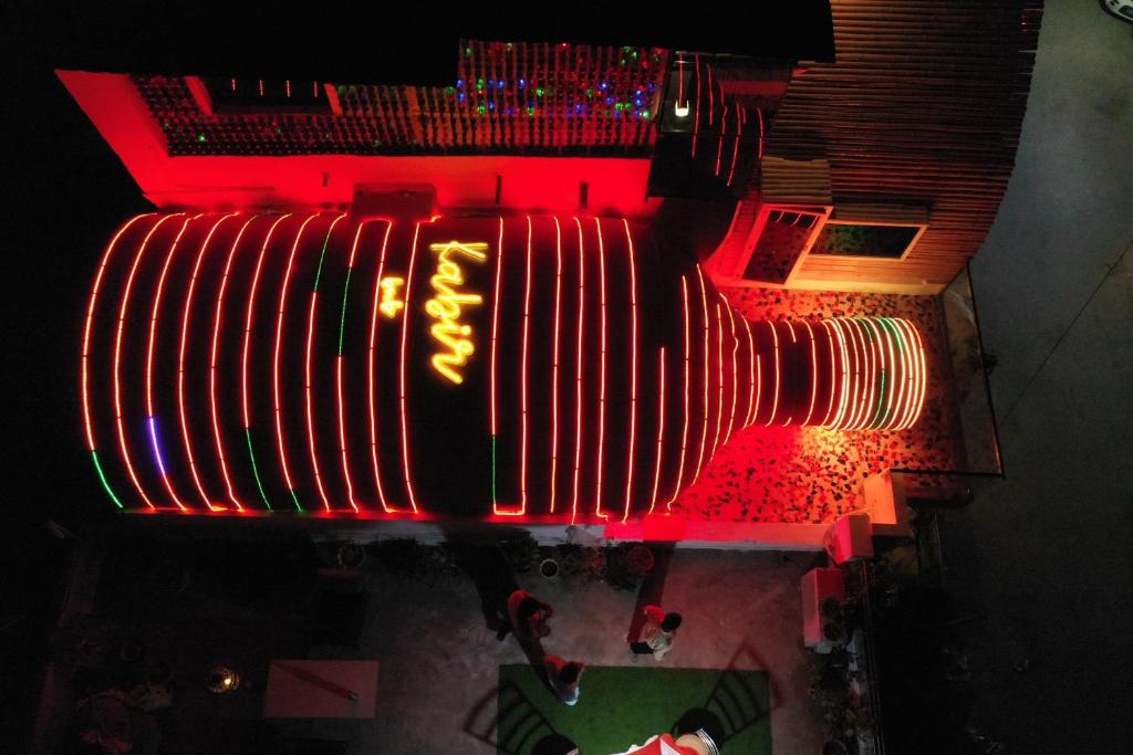 una vista aérea de un escenario con luces rojas y verdes en Kabirbnb, en Chittorgarh