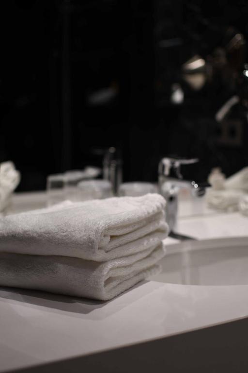 einen Haufen Handtücher auf einem Waschbecken in der Unterkunft Casino 2000 - Adult Guests Only in Mondorf-les-Bains