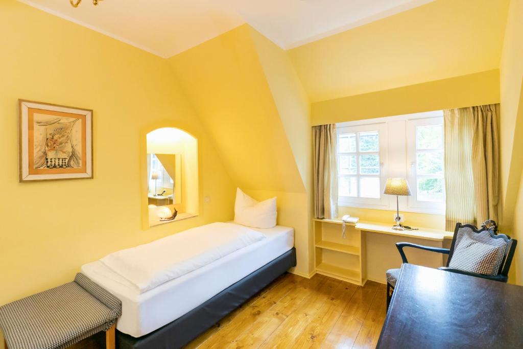 Postel nebo postele na pokoji v ubytování Hotel Waldesruh Am See