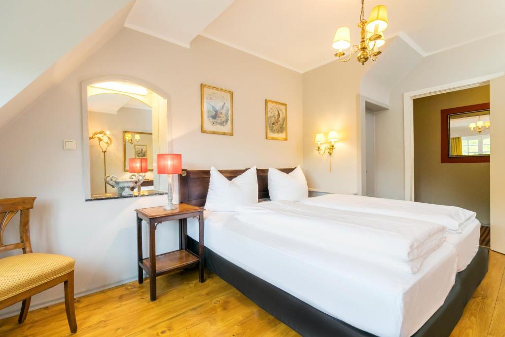 Postel nebo postele na pokoji v ubytování Hotel Waldesruh Am See