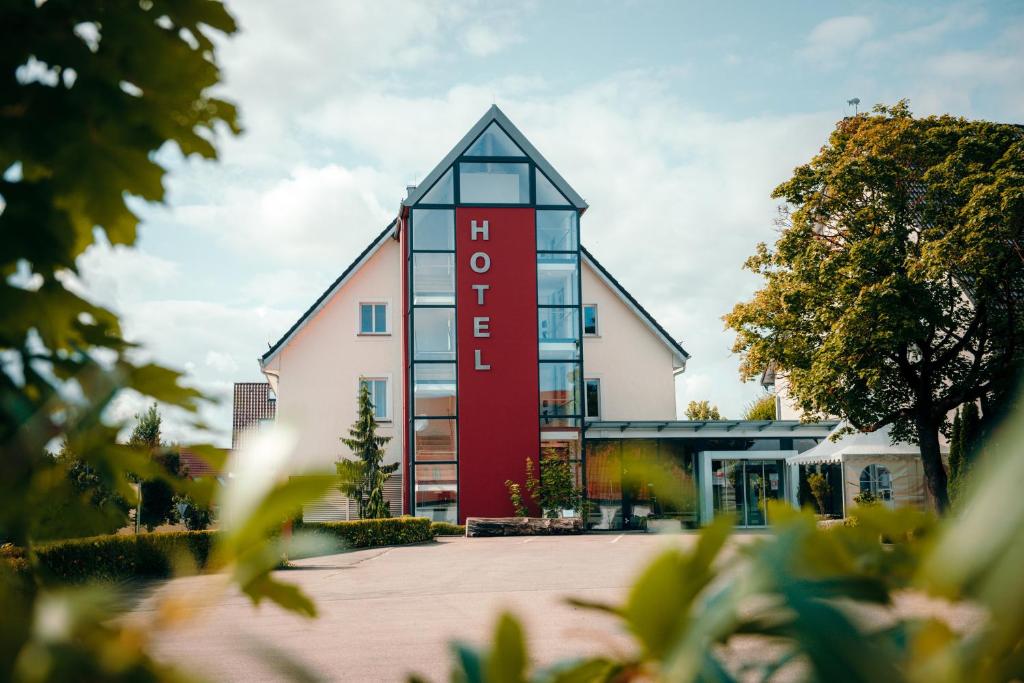 un edificio con una señal roja en el costado. en Hotel Ochsen & Restaurant, en Merklingen
