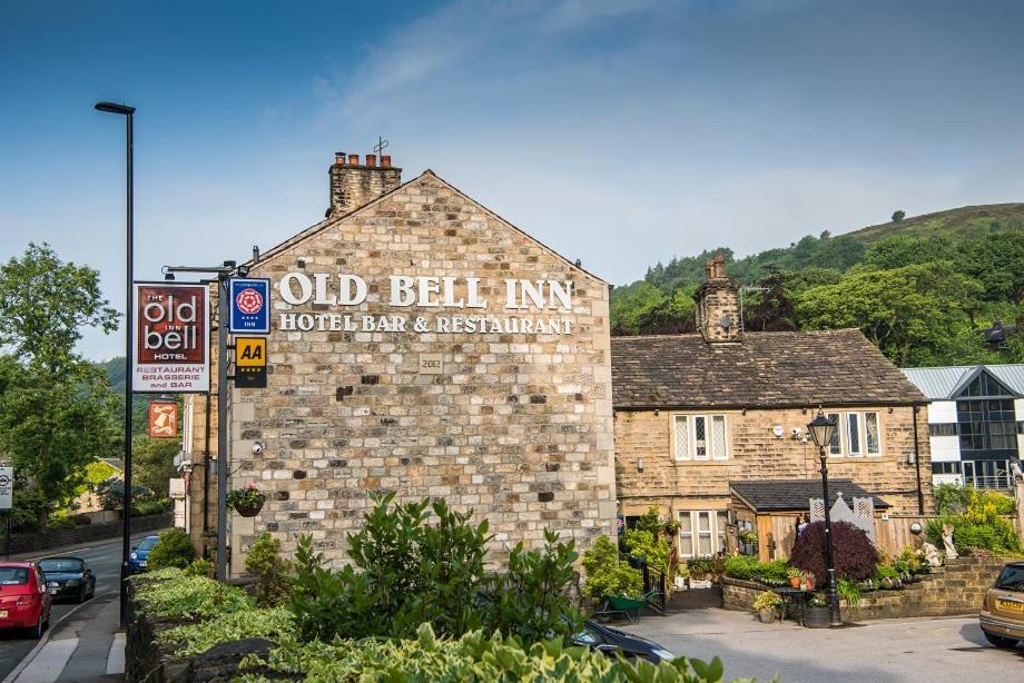 una vieja señal de campana en el lateral de un edificio en The Old Bell Inn en Oldham