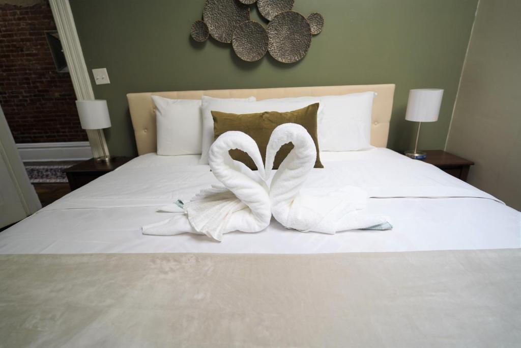 una cama con dos cisnes hechos de toallas en 3E *Historic Gem* Heart of Southside-Sleeps 10, en Pittsburgh