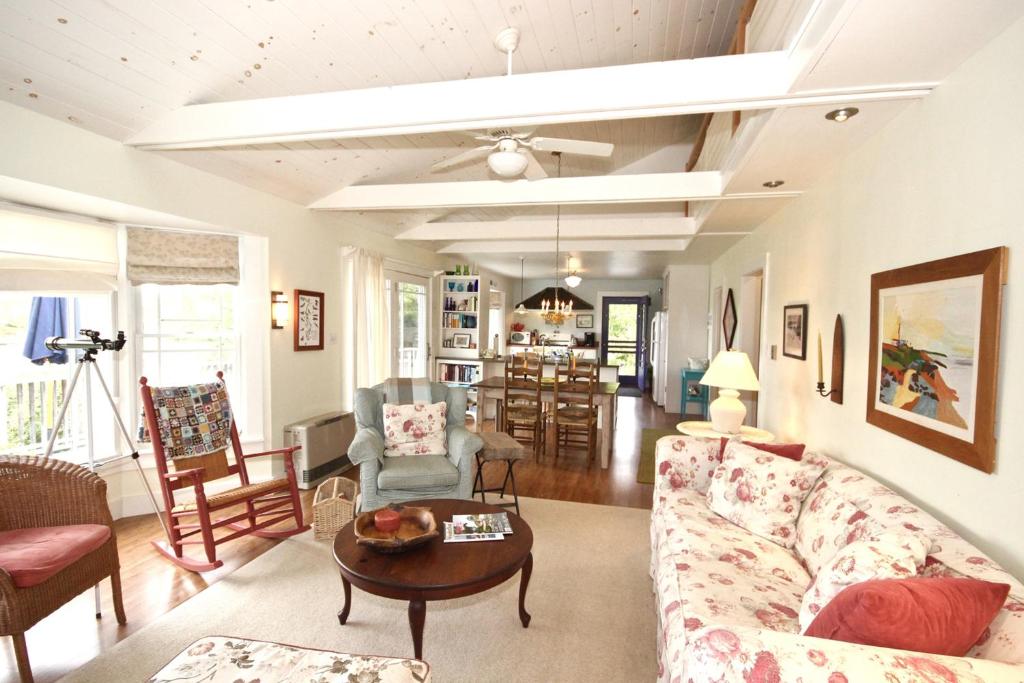 Coin salon dans l'établissement Turkey Cove Cottage