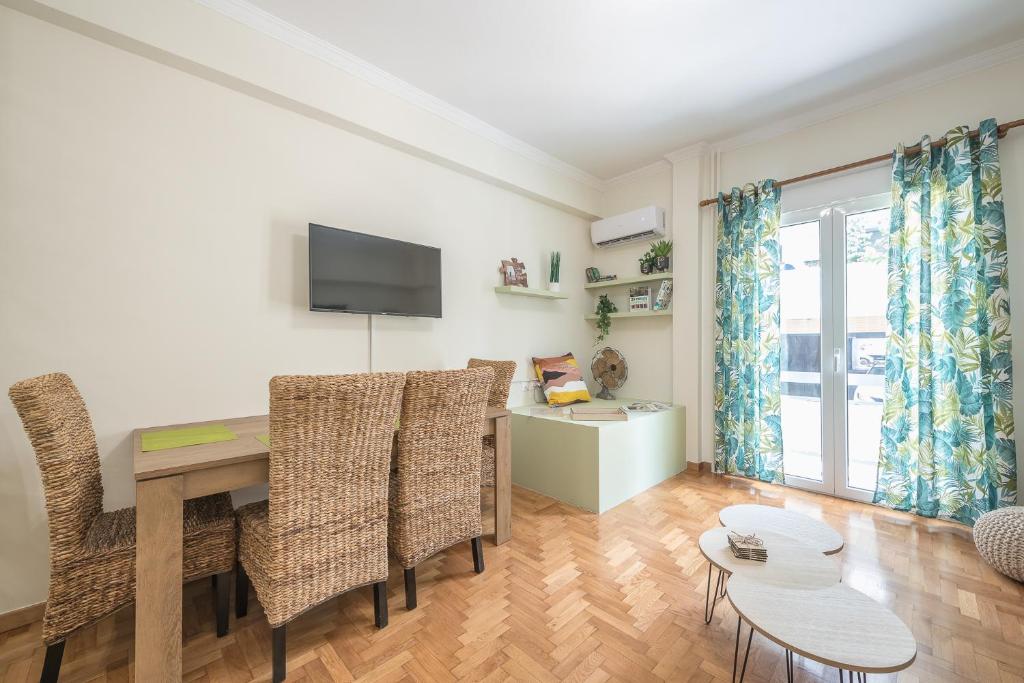 Televízia a/alebo spoločenská miestnosť v ubytovaní Boutique Suite by CloudKeys
