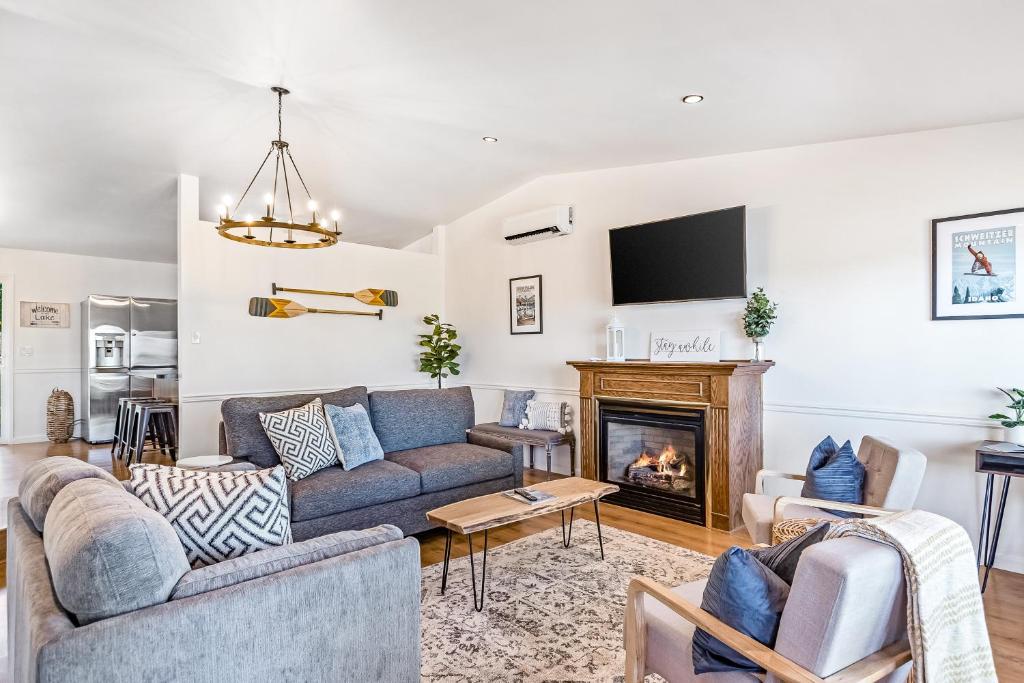 uma sala de estar com um sofá e uma lareira em Lake View Getaway em Hayden