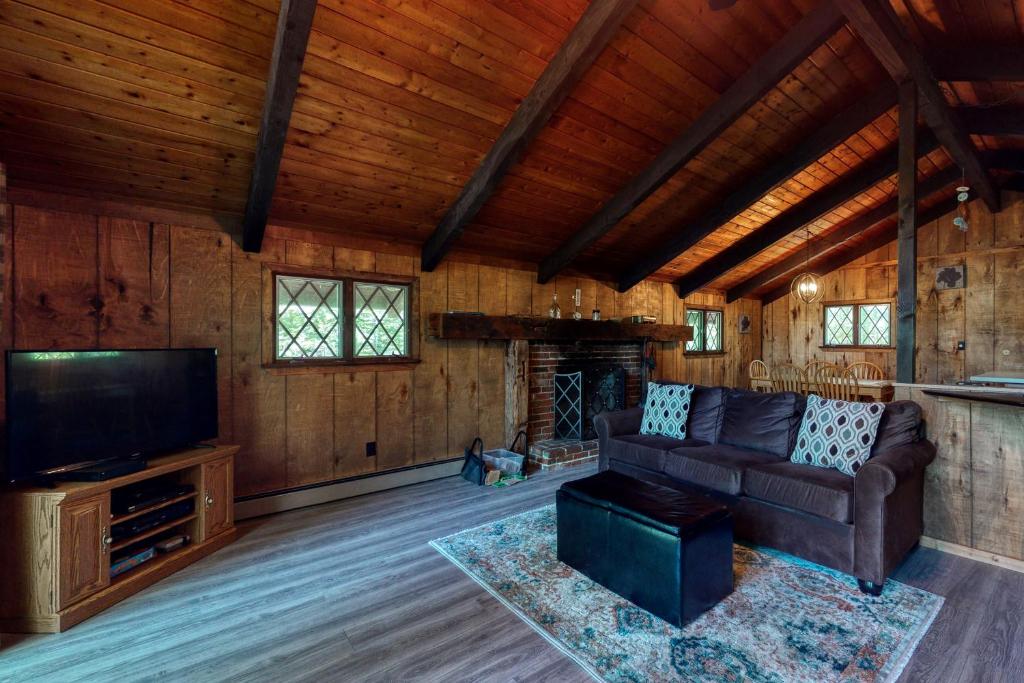 巴雷特的住宿－White Mountain Escape，客厅配有棕色沙发和电视