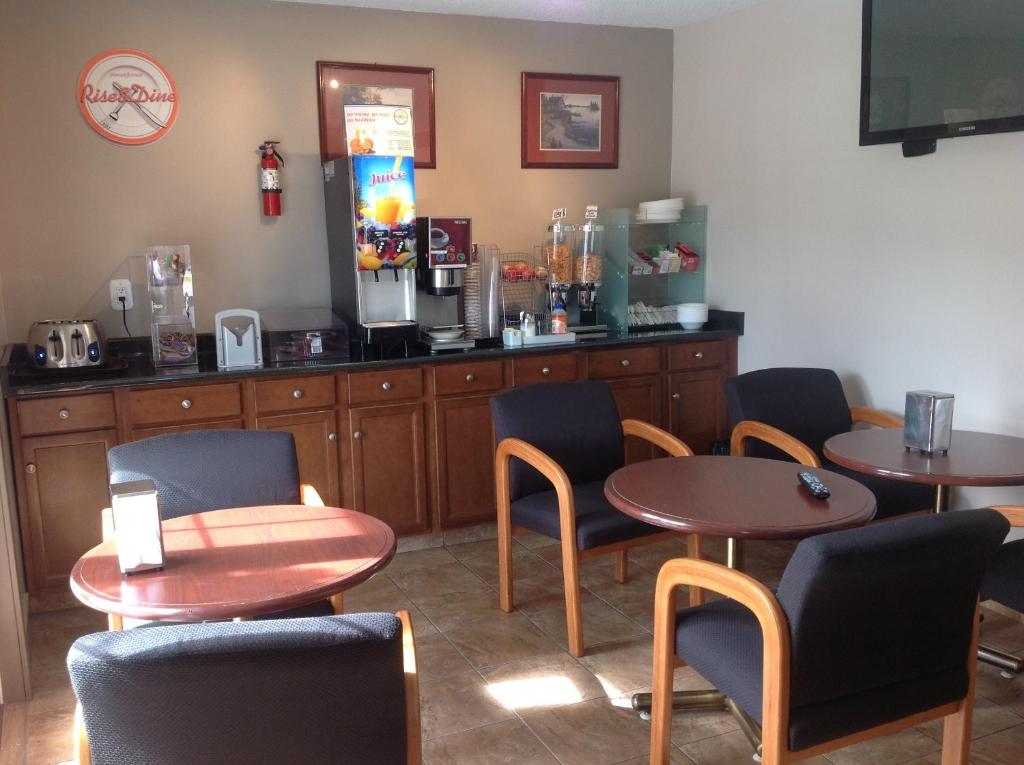 Příslušenství pro přípravu čaje a kávy v ubytování Canadas Best Value Inn & Suites-Vernon