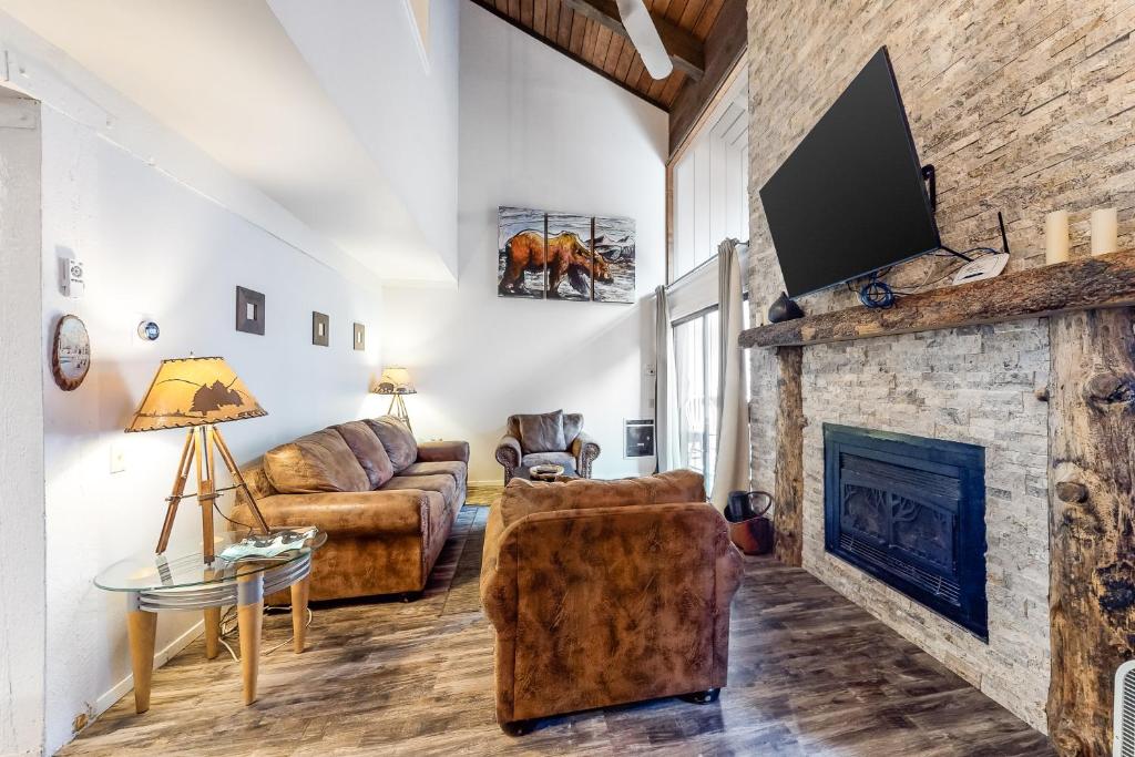 Mammoth Ski & Racquet 20, Mammoth Lakes (updated prices 2025)