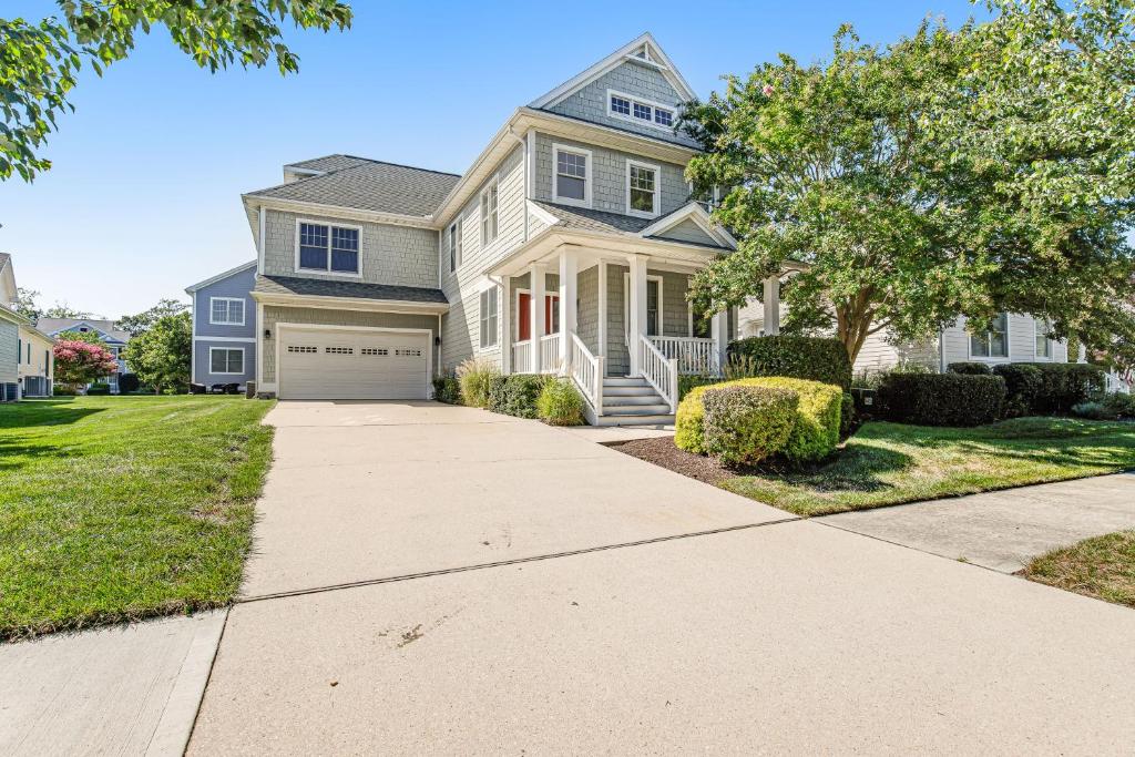 une maison blanche avec un arbre et une allée dans l'établissement Bayside Resort --- 31527 Winterberry, à Selbyville