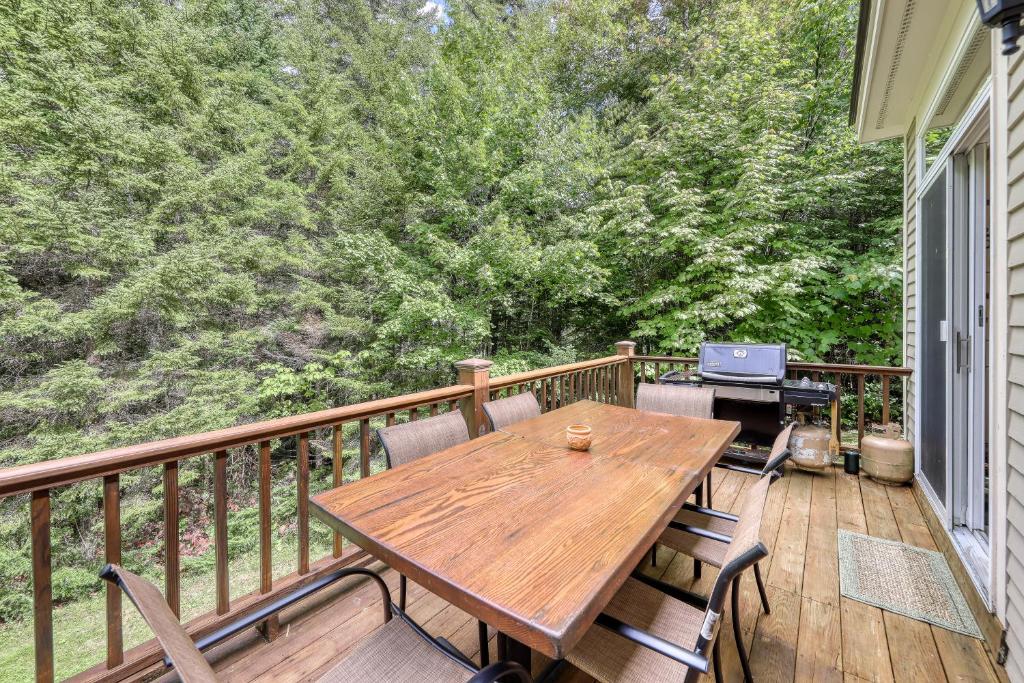 DoverにあるKingswood Retreatの木の木の上に木製テーブルと椅子