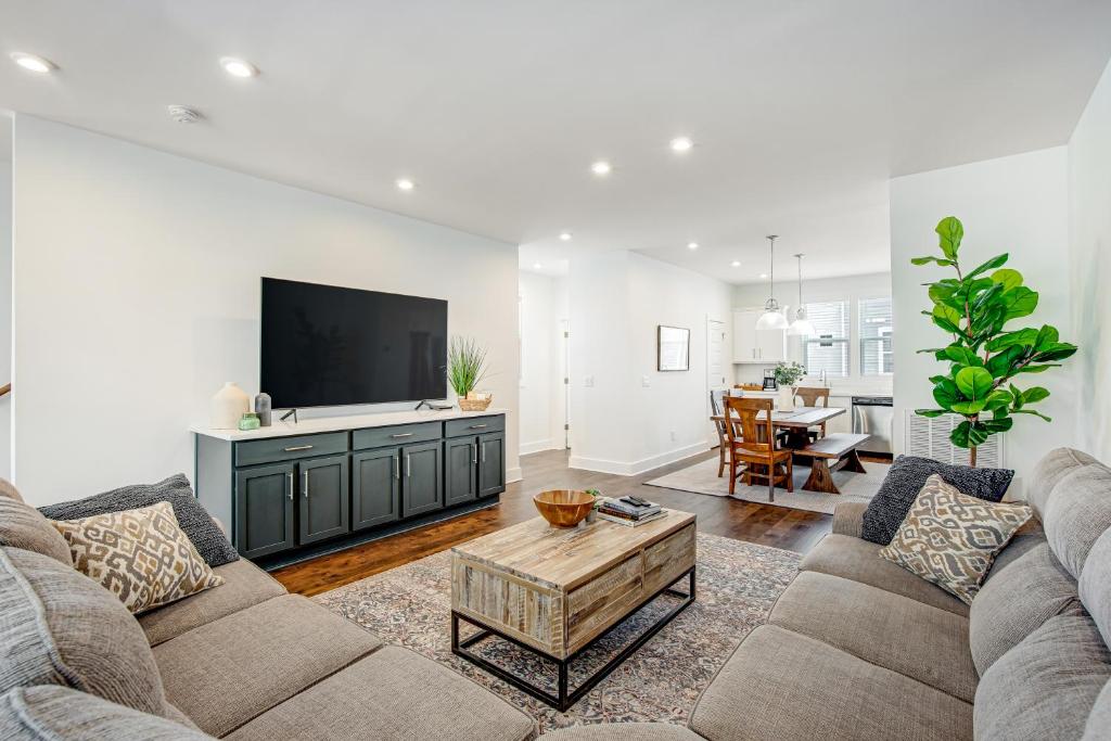 a living room with a couch and a flat screen tv at Creative Way Village - Nashville Holidays in Nashville