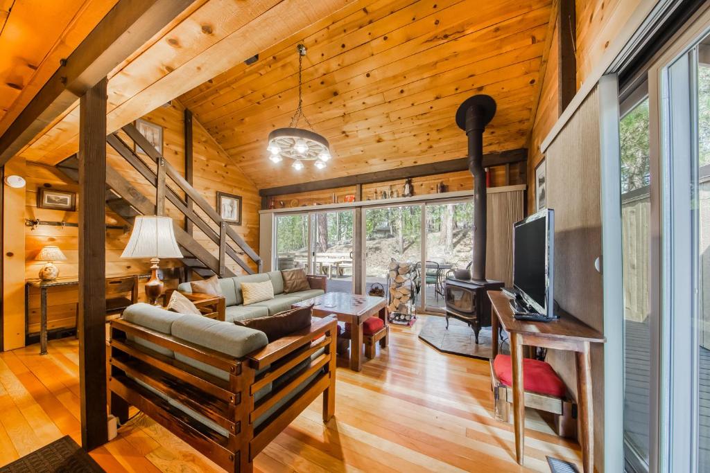 TV a/nebo společenská místnost v ubytování 6 Cluster Cabin
