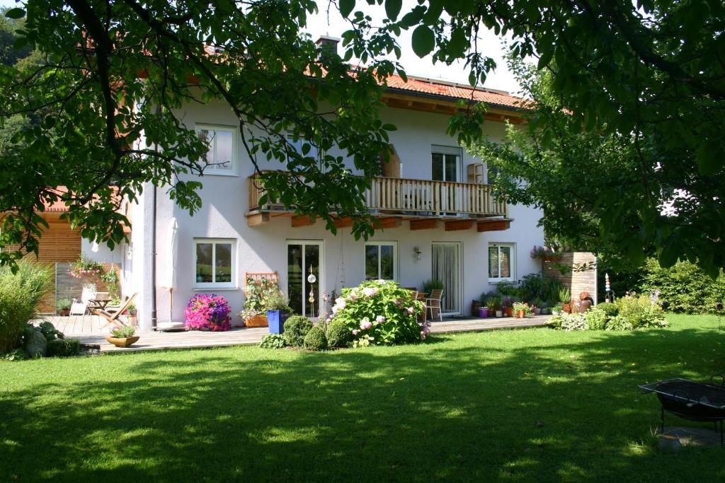 a house with a large yard with a lawn sidx sidx at Ferienwohnung Schmid Ursula in Kiefersfelden