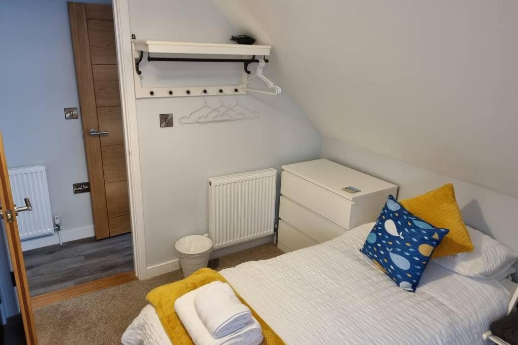 מיטה או מיטות בחדר ב-2 Bedroom Seafront Apartment