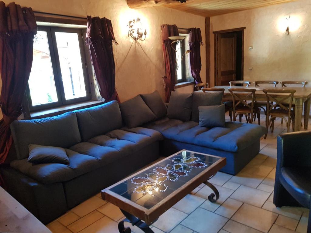 ein Wohnzimmer mit einem Sofa und einem Tisch in der Unterkunft Appartement Jorasses in Chamonix-Mont-Blanc