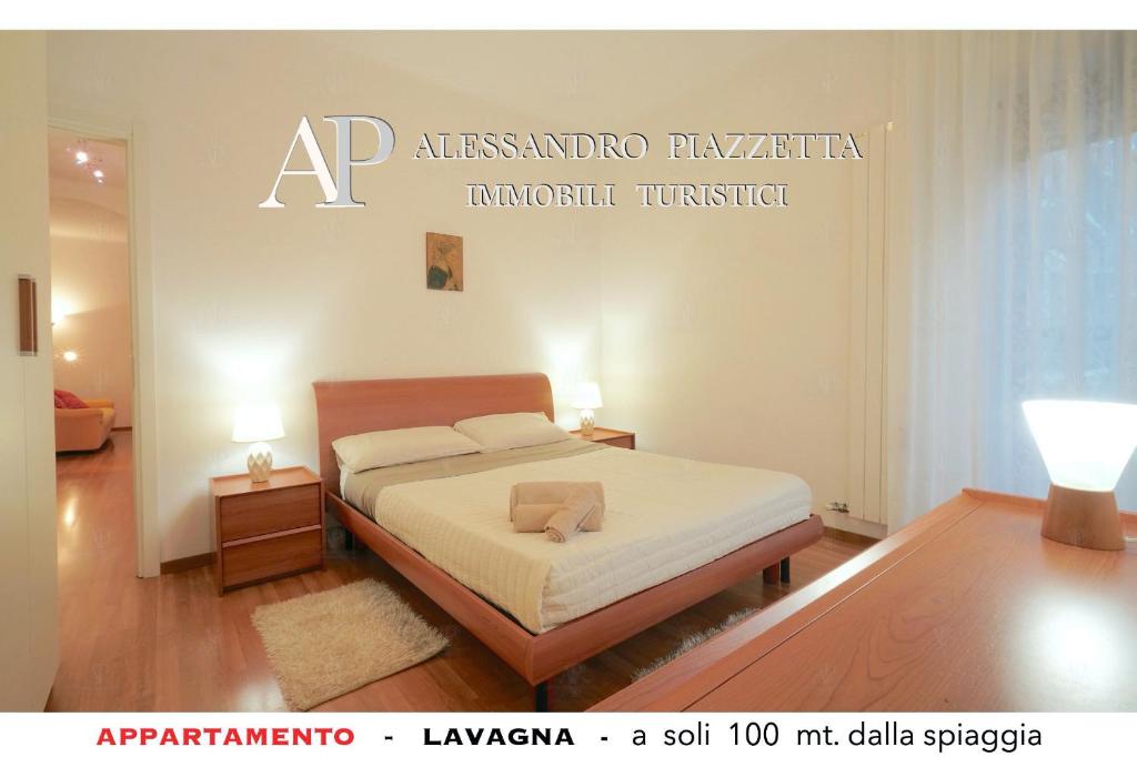 um quarto com uma cama e um sinal para transferência anatlântica em Lavagnacig em Lavagna