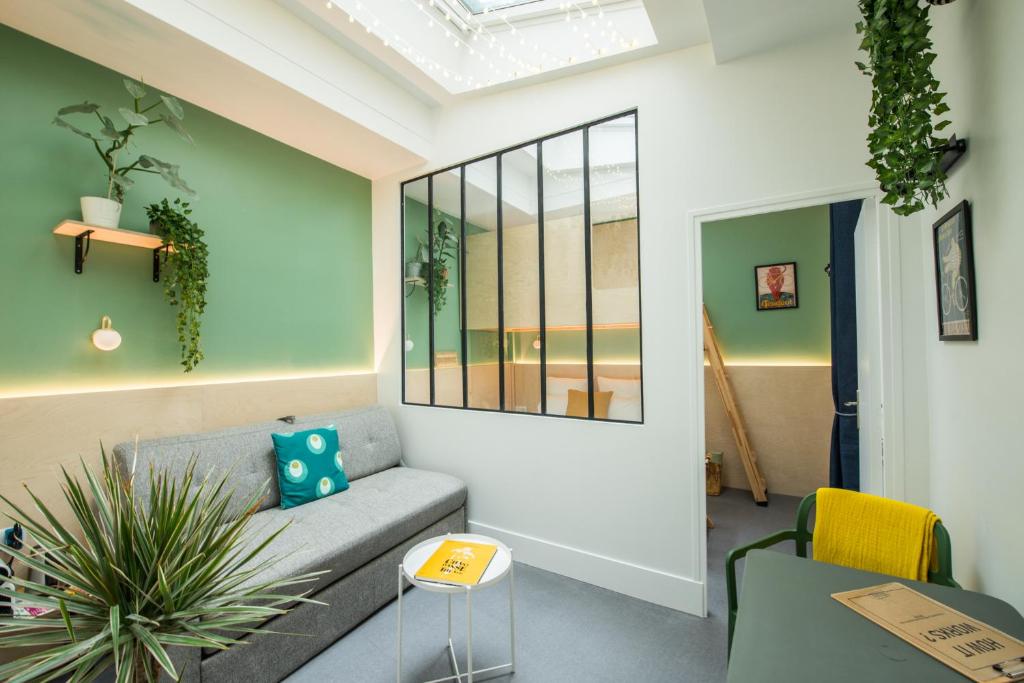 MAISON FRANCOIS Paris - Two rooms apartment or Studio - Linkable together tesisinde bir oturma alanı