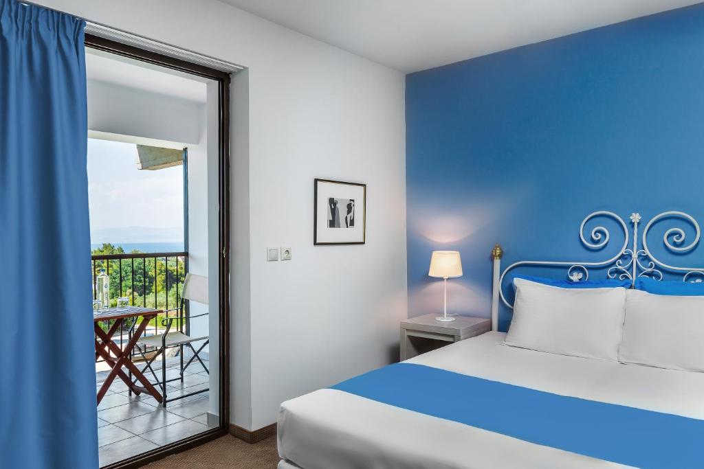 A bed or beds in a room at Hotel Kriopigi