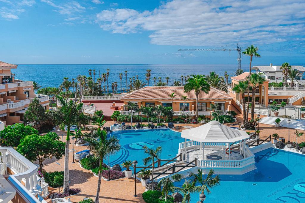 una vista aérea de un complejo con piscina en Las Américas Garden en Playa de las Americas